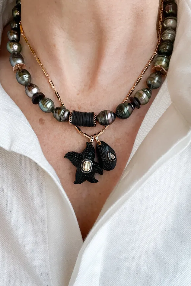 Charm Necklaces DEZSO Agate Mussel with Diamond Charm